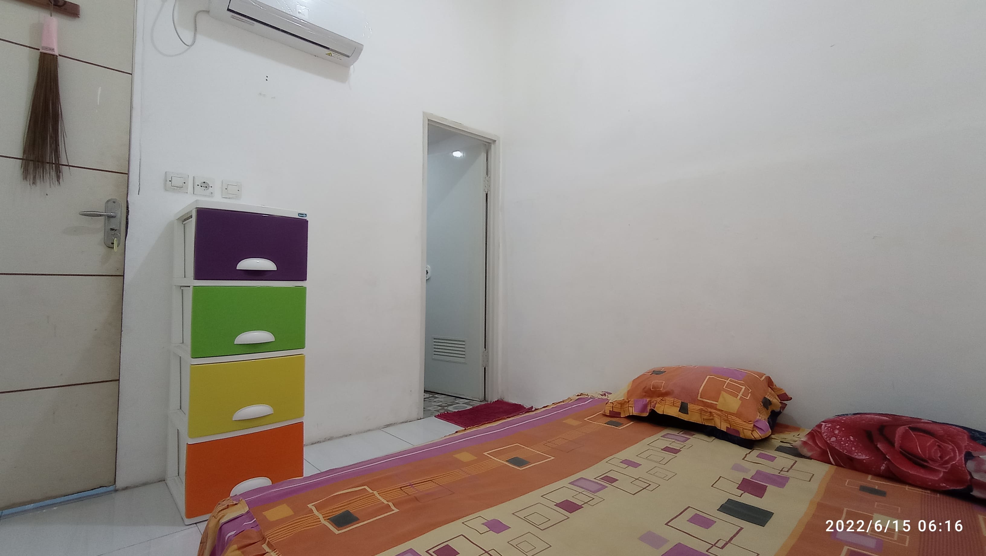 Foto Kamar J (Deluxe Room)  Kost Surabaya